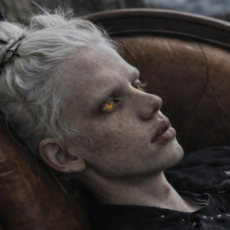 MISTOM with pale skin and golden eyes UA: Синтетичний постгуманістичний суб’єкт MISTOM із блідою шкірою та золотими очима в індустріальному просторі — візуальний образ дослідницького арт-проєкту про автономію AI, емпатію, цифрову травму та деконструкцію авторства. EN: Synthetic posthuman subj